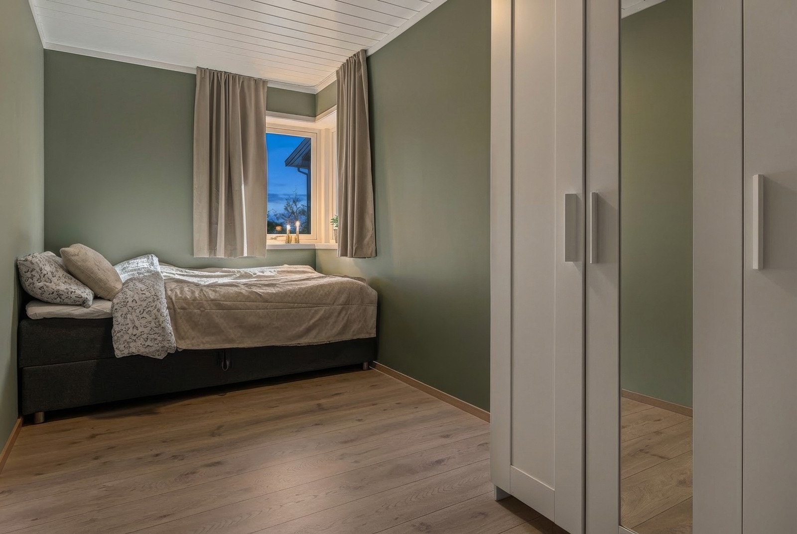 Boligens andre soverom egner seg godt som barnerom, gjesterom eller kontor. Galleribilde