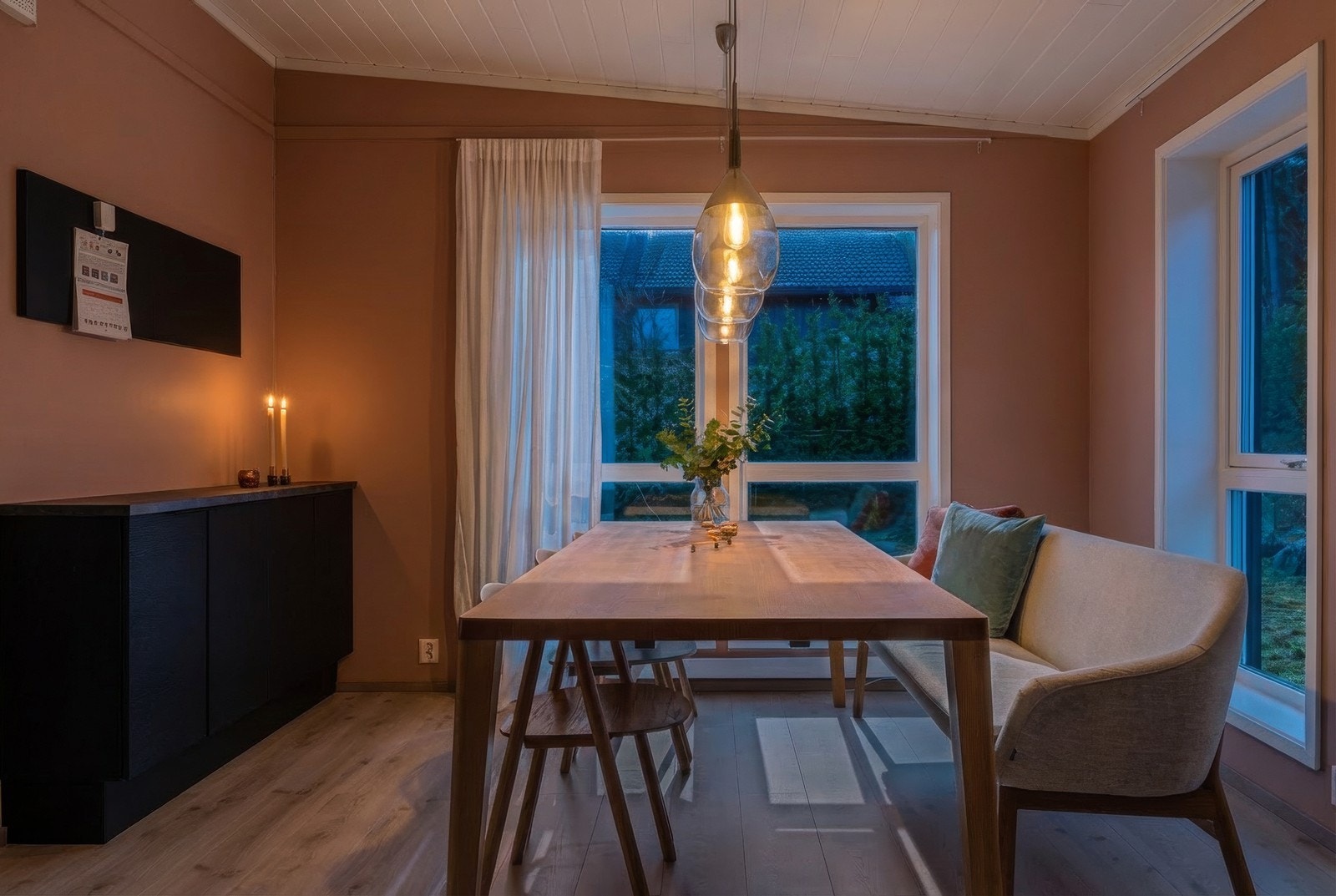 Det er god plass til en hyggelig spiseplass ved vinduet. Galleribilde