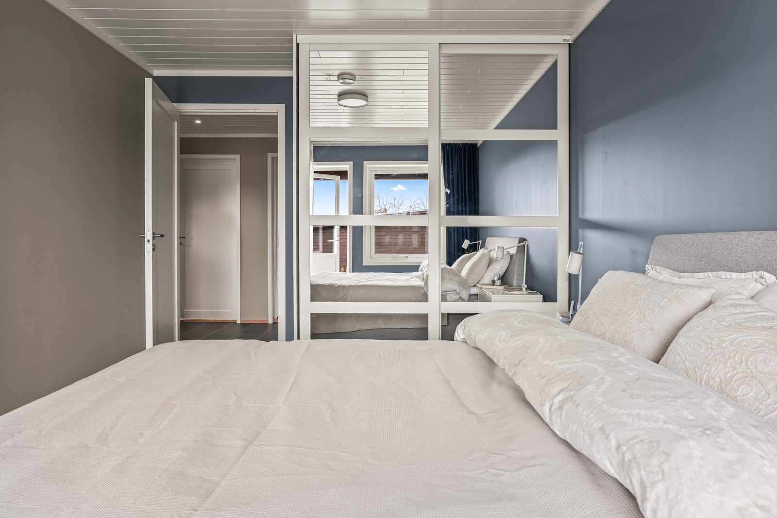 Det skyvedørsgarderobe på hovedsoverommet. Galleribilde