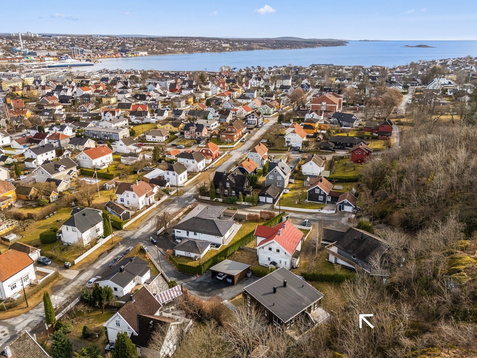 Det er kort vei til skoler, barnehager og flotte rekreasjonsområder med mange turstier. Galleribilde