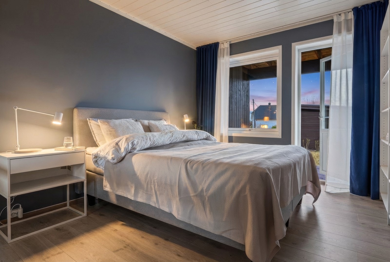 Hovedsoverommet har god plass og direkte utgang til en steinlagt markterrasse. Galleribilde