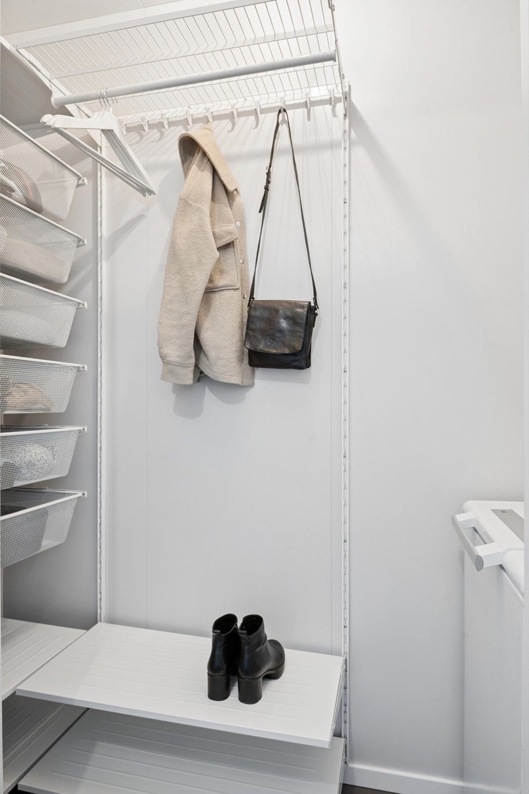 Boden innenfor er innredet som garderobe og egner seg for plassering av fryseboks Galleribilde