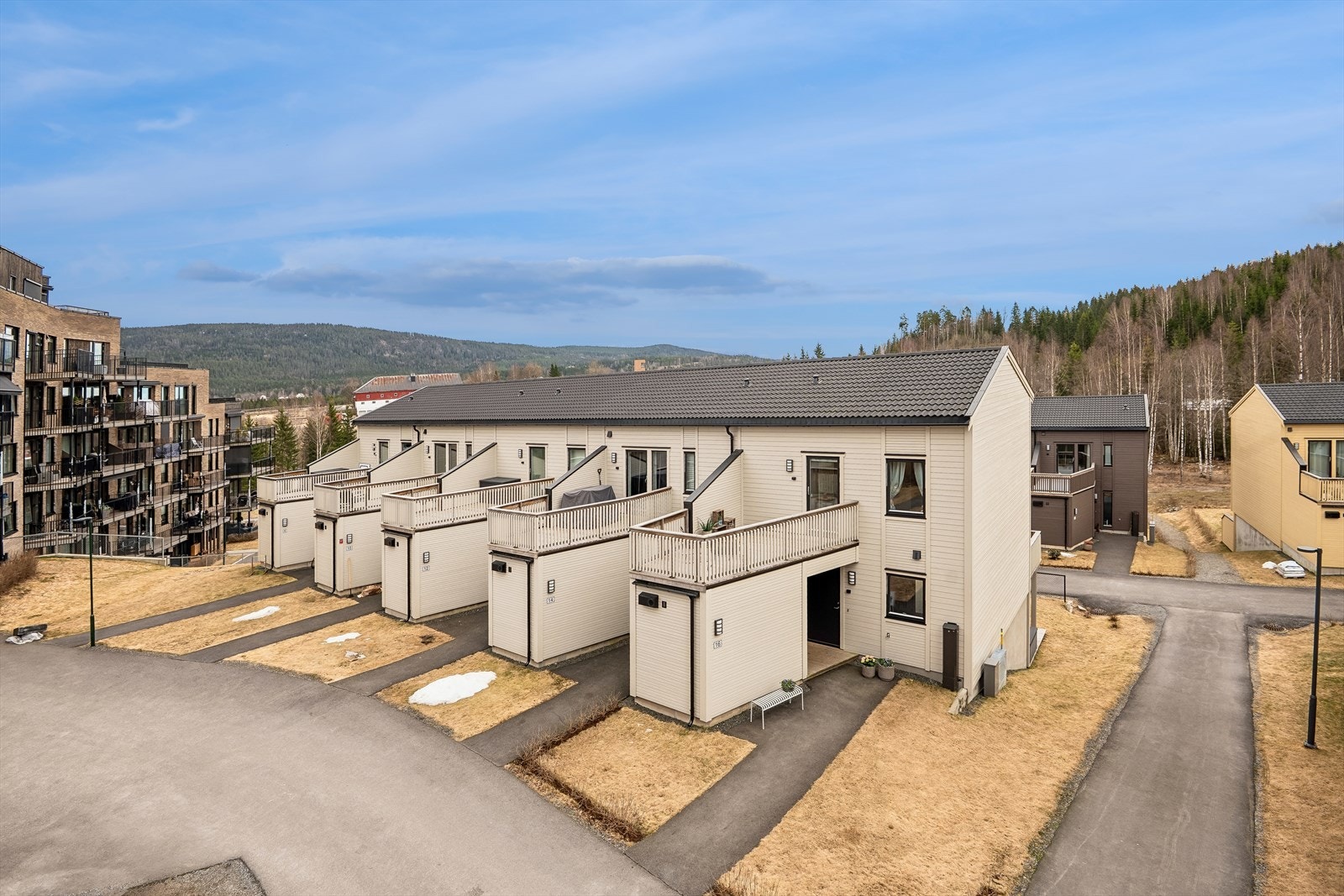 Her får man en enkel hverdag med rask adkomst til skog og mark. Kun 7-8 min å gå til buss til Oslo m/hyppige avganger i rushen, togstasjon, gangavstand til skoler på alle trinn, dagligvare og flott kjøpesenter Galleribilde