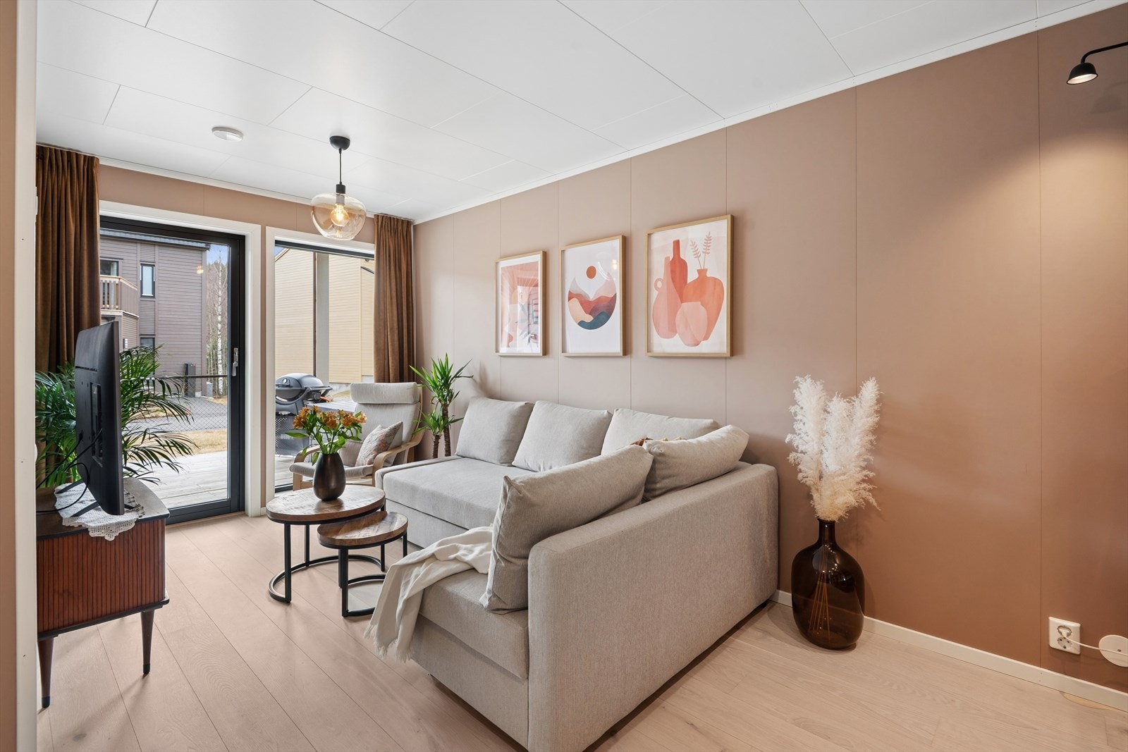 Sofaen i tv-stuen kan også brukes som sovesofa, med oppbevaringsplass til dyner og lignende. Et godt tips til neste familie også - da har man god plass til overnattingsgjester både oppe og nede :-) Galleribilde