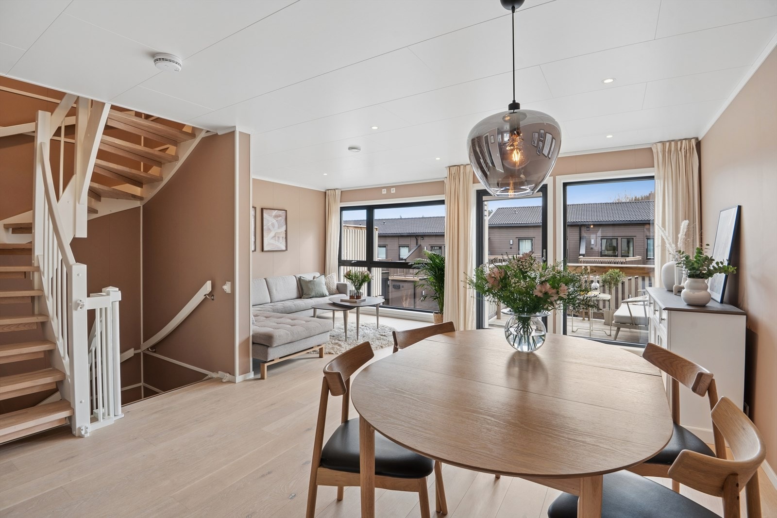 Tina Ulseth Myrvang i EiendomsMegler1 ønsker velkommen til dette innbydende enderekkehuset i Kvernstua 16! Lys og trivelig bolig med store vinduer som slipper inn rikelig naturlig lys (Foto: EFKT/Lin Kværnhaug) Galleribilde