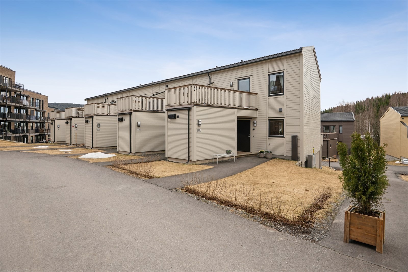 Hele rekkehuset (alle 5 i sameiet) ble malt i fjor (2 strøk etter anbefaling fra utbygger pga. nybygg i 2022) Galleribilde