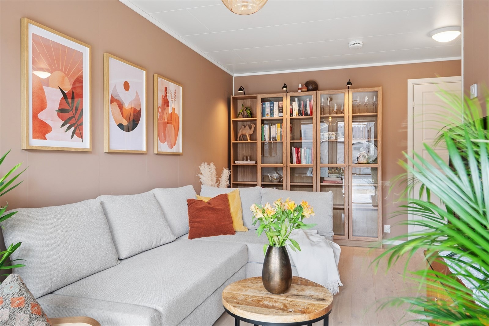 Ekstra stue som passer perfekt når man vil trekke seg tilbake med en god bok, se et annet TV-program, eller når barna ønsker et eget sted å henge med venner Galleribilde