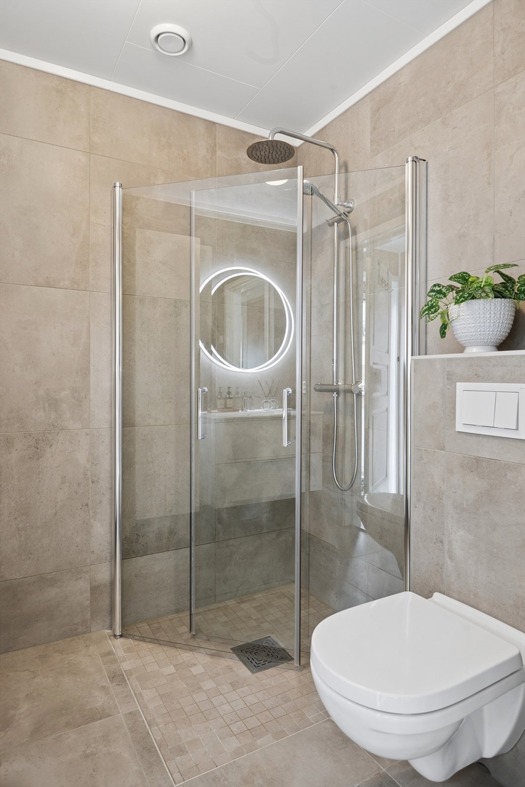 Vegghengt toalett og rain shower Galleribilde