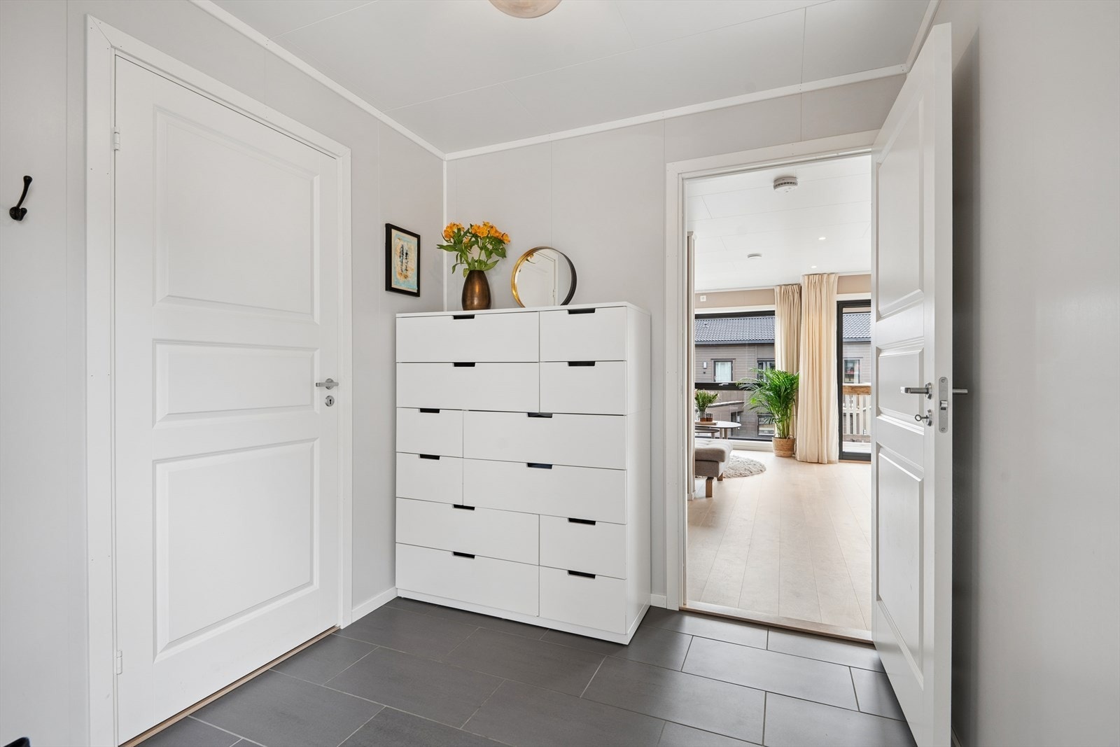 Boligen har vannbåren gulvvarme i følgende rom; bad 2. etasje, alle rom 1. etasje og alle rom u. etasjen med unntak av boden Galleribilde