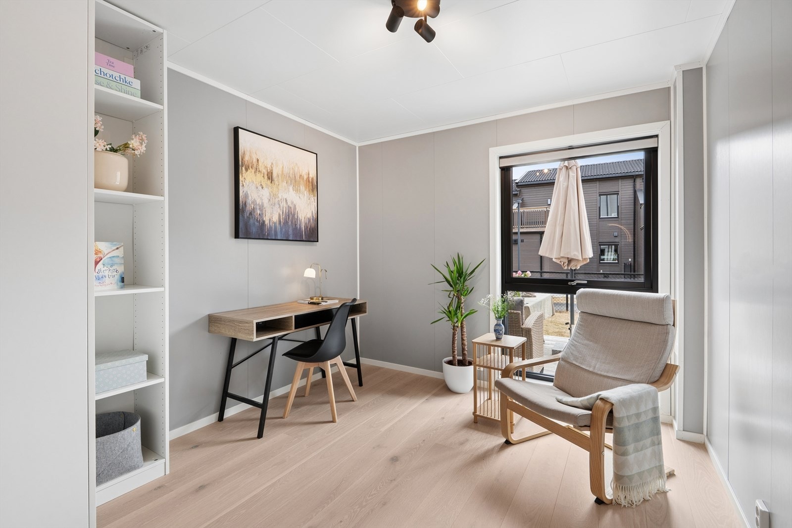 Det finnes også et fjerde soverom i underetasjen. Dersom man ikke trenger soverommet til familien, kan rommet være perfekt som kontor eller gjesterom Galleribilde