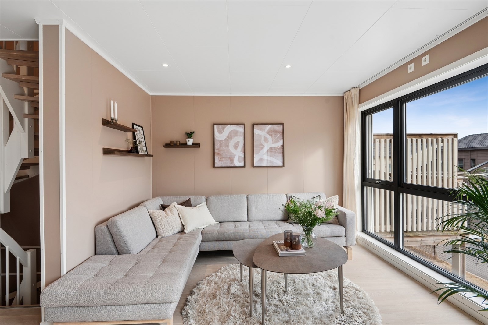 Downlights sørger for jevn og behagelig belysning. Enstavs parkett i lys eik på gulv i flere av rommene Galleribilde