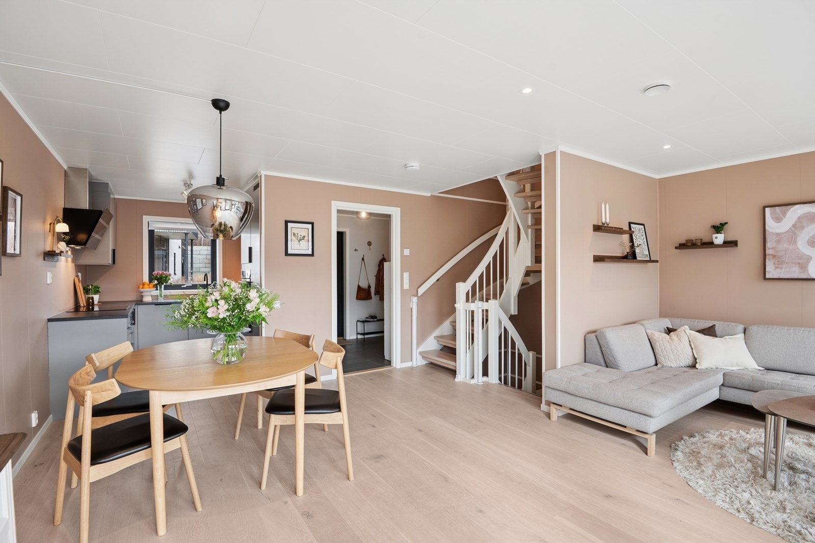 Den trivelige stua med åpen kjøkkenløsning blir et sosialt og naturlig samlingspunkt i hjemmet Galleribilde