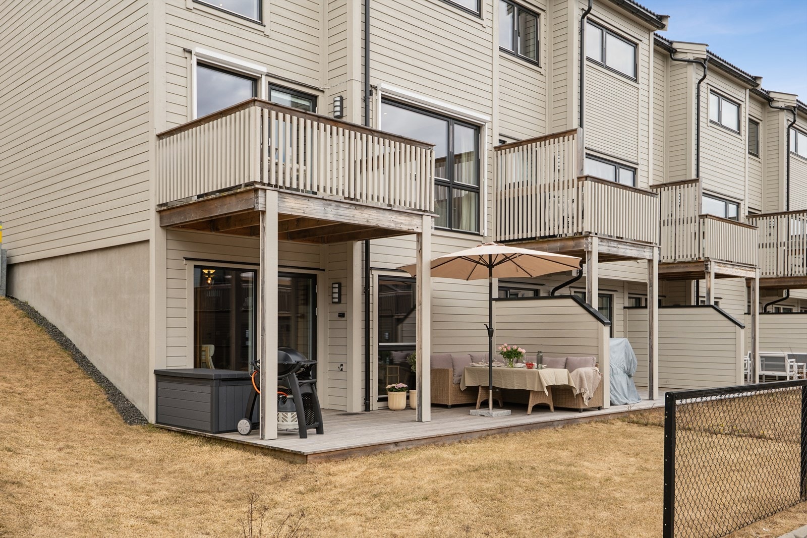 Stor, men lettstelt plen rundt huset så man kan gå barfot fra inngangen oppe til terrassen nede Galleribilde