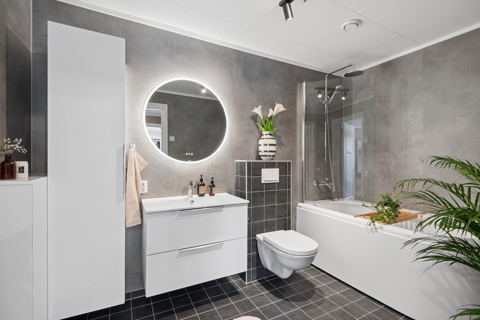 Også her er det rain shower og dimbart lysspeil med antidugg Galleribilde