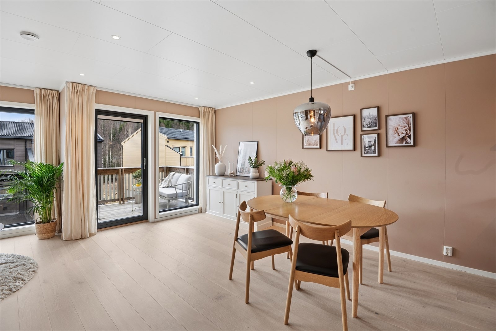 Uteplasser i alle tre etasjer gir optimale solforhold og fleksibilitet, slik at du alltid kan finne en lun plass i solen eller skyggen Galleribilde