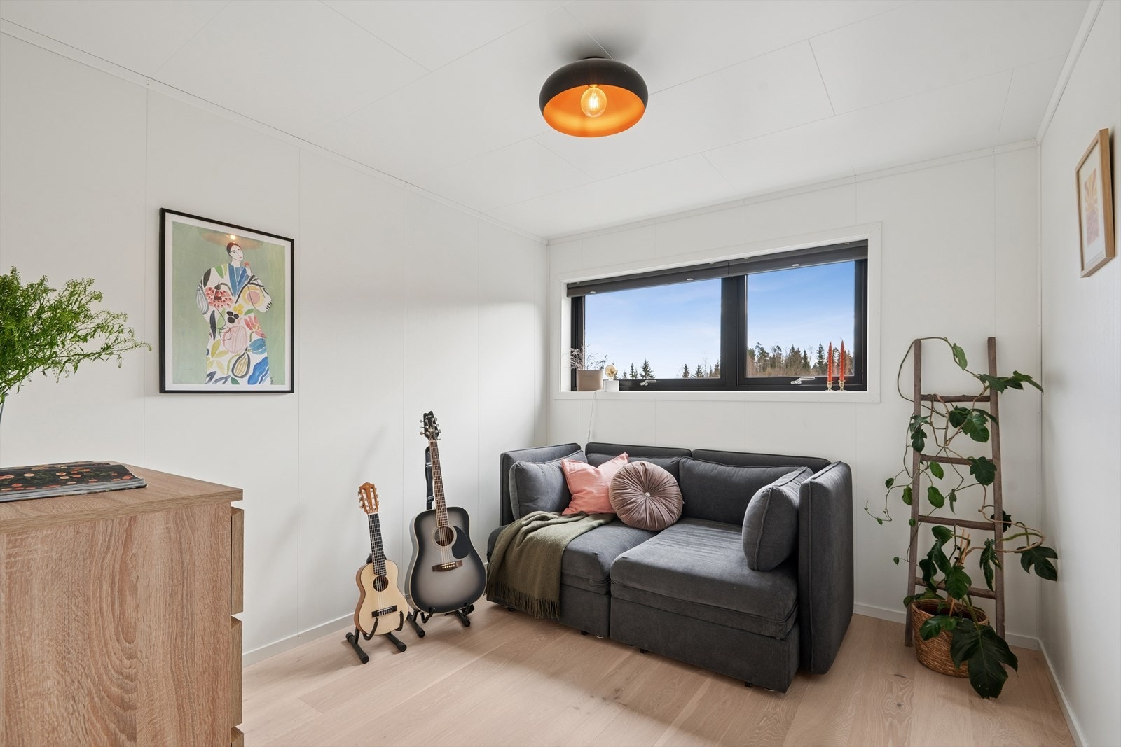 Soverom nr. 3. Her har selger plassert en sovesofa, praktisk når man har overnattingsgjester Galleribilde