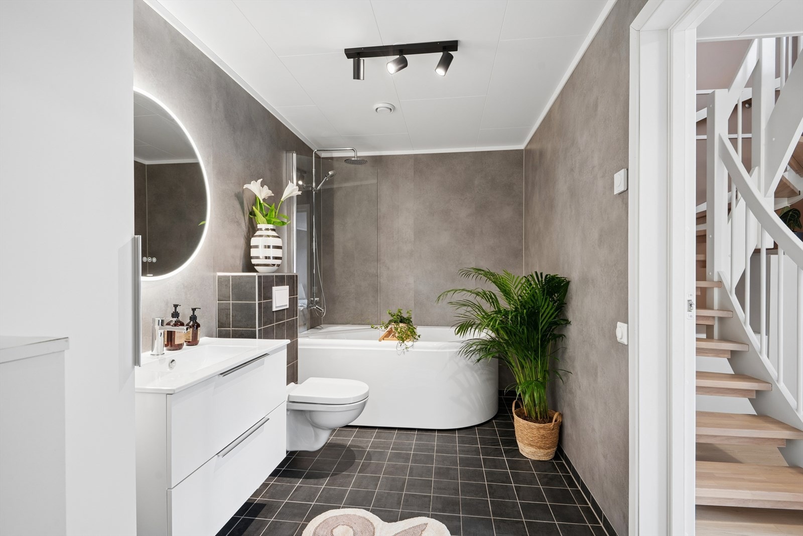 Det er også et lekkert bad i underetasjen Galleribilde