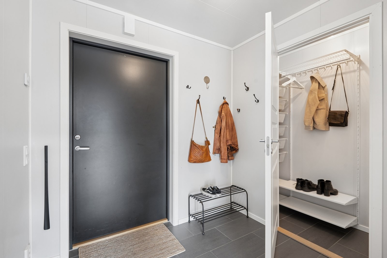 Den romslige entréen har praktiske fliser på gulv Galleribilde