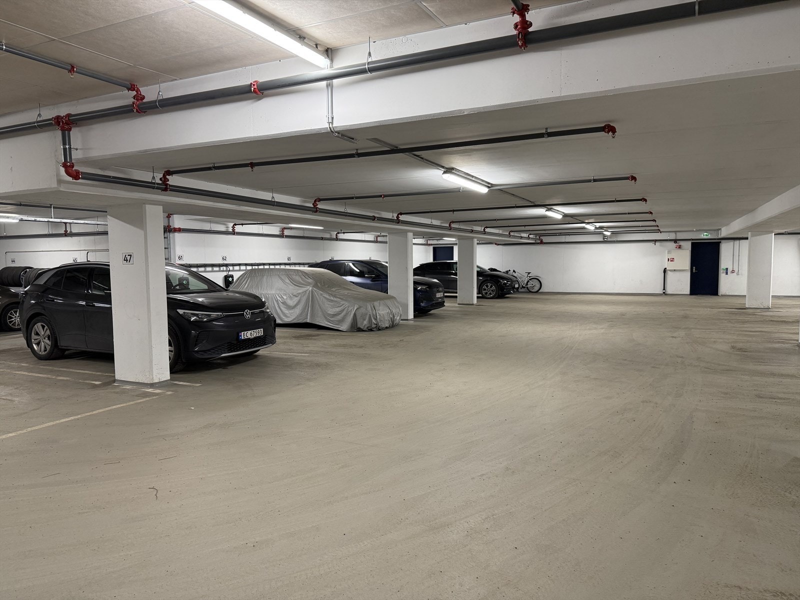 Det medfølger parkeringsplass for to biler i felles garasjekjeller i naboblokka, hvorav en plass har elbillader Galleribilde