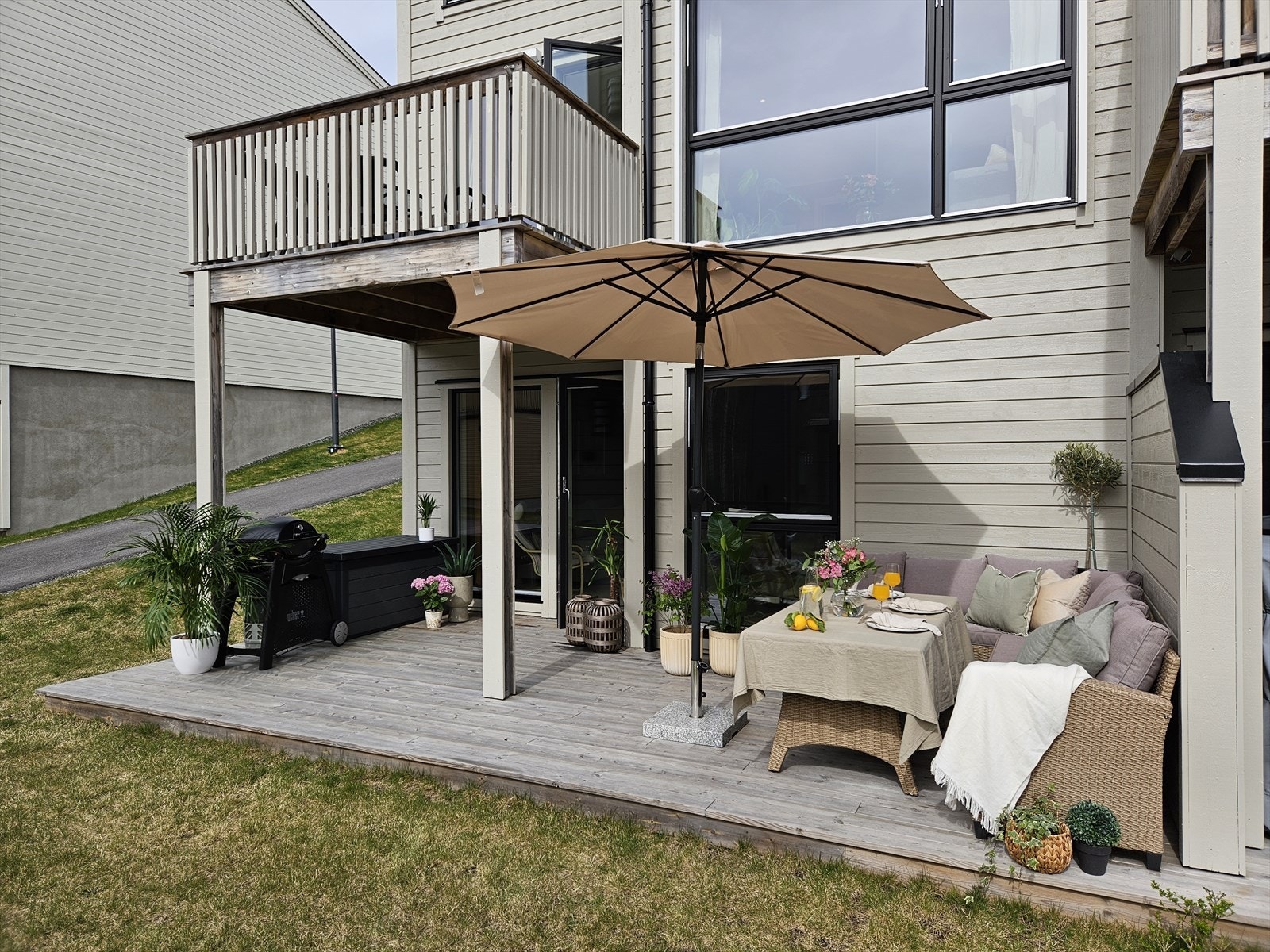 Terrassen nede (18 m2) er perfekt for grilling og soling hele dagen Galleribilde