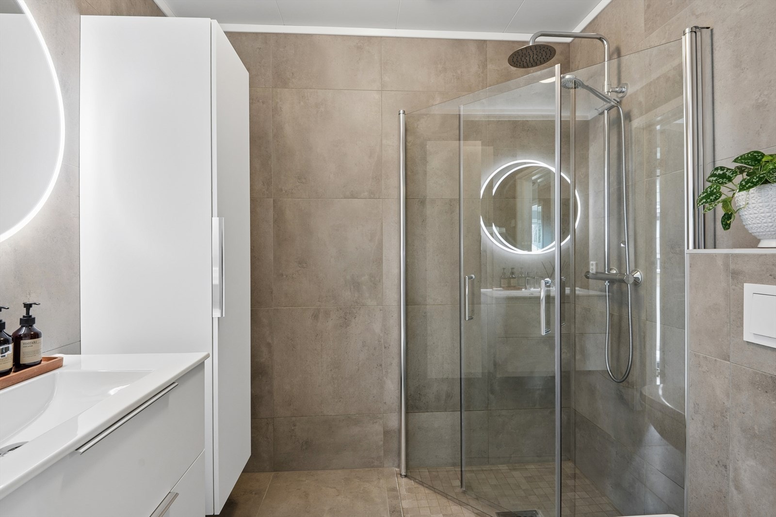 Begge badene gir en følelse av spa og luksus. Badet i øverste etasje har lekre fliser og ekstra stor dusj Galleribilde