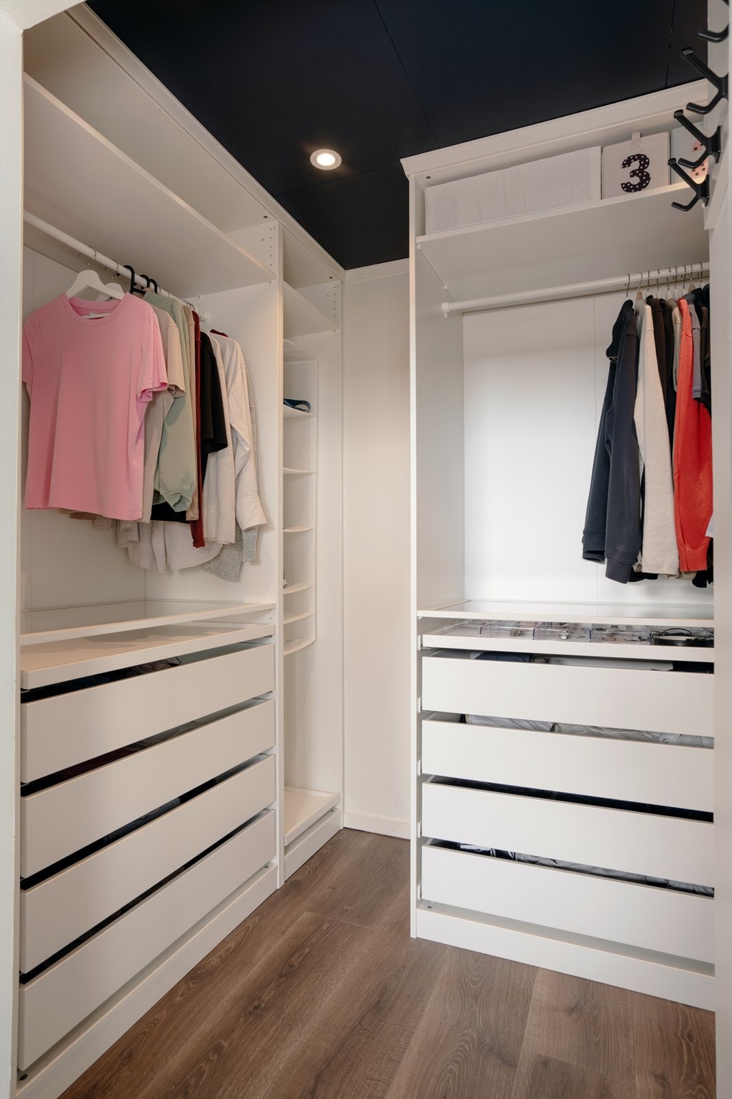 Walk-in closet. Galleribilde