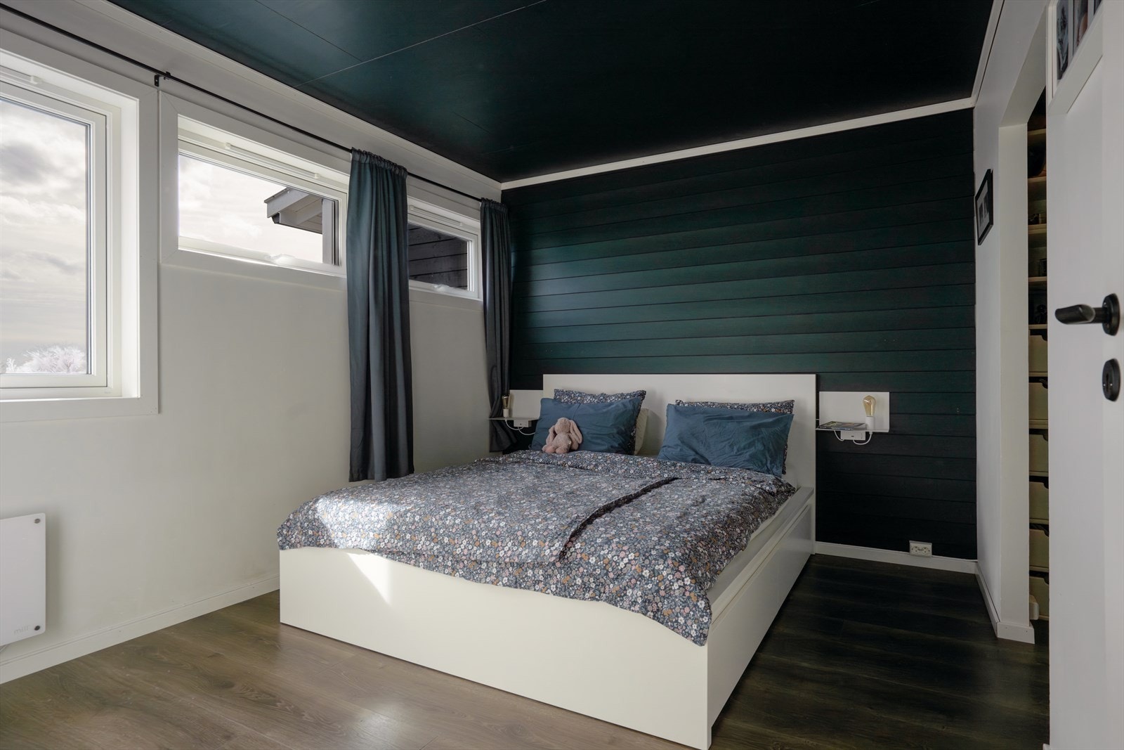 Soverom 1 har plass til dobbelseng og har eget walk-in closet. Galleribilde