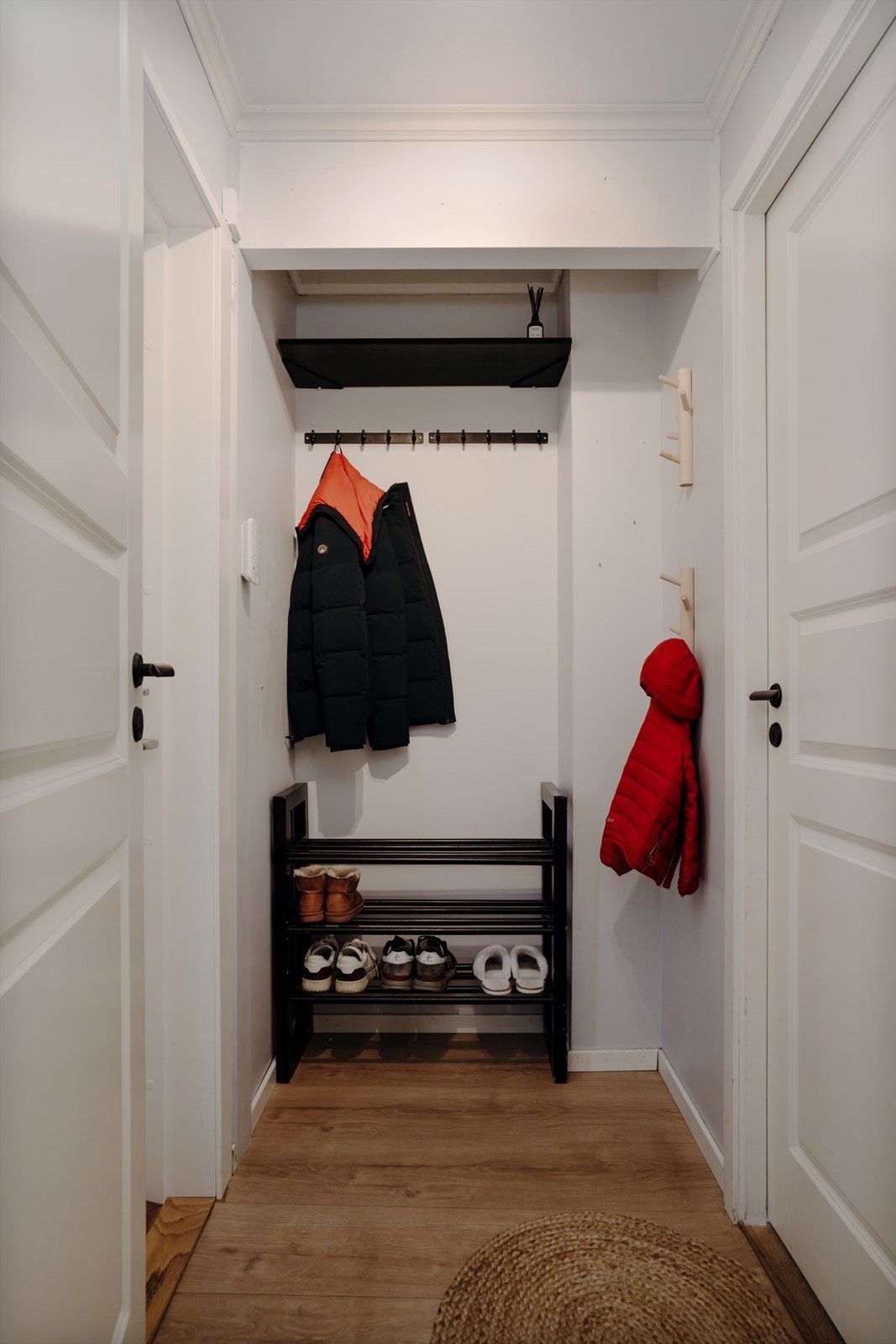 Entré med plass til å henge fra seg yttertøyet. Galleribilde