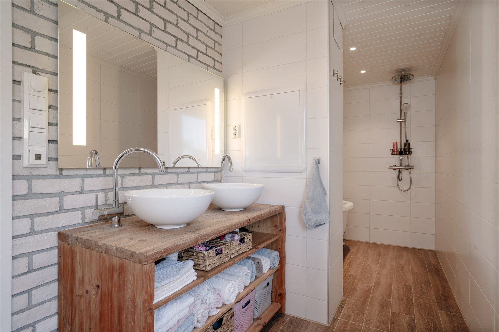 Badet i 2. etasje har fliser på gulv og vegger, samt panel i himling. Det er varmekabler i gulvet. Galleribilde