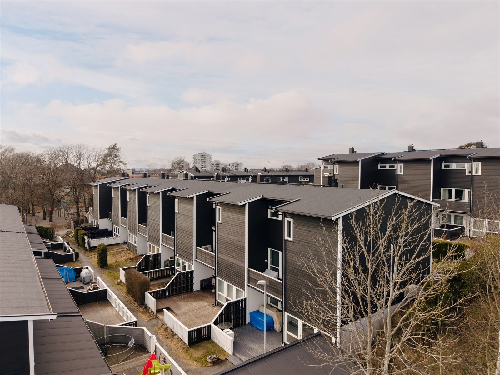 For bilister er E6 lett tilgjengelig, og man kan nå Oslo eller Svinesund på ca. 45 minutter. Galleribilde