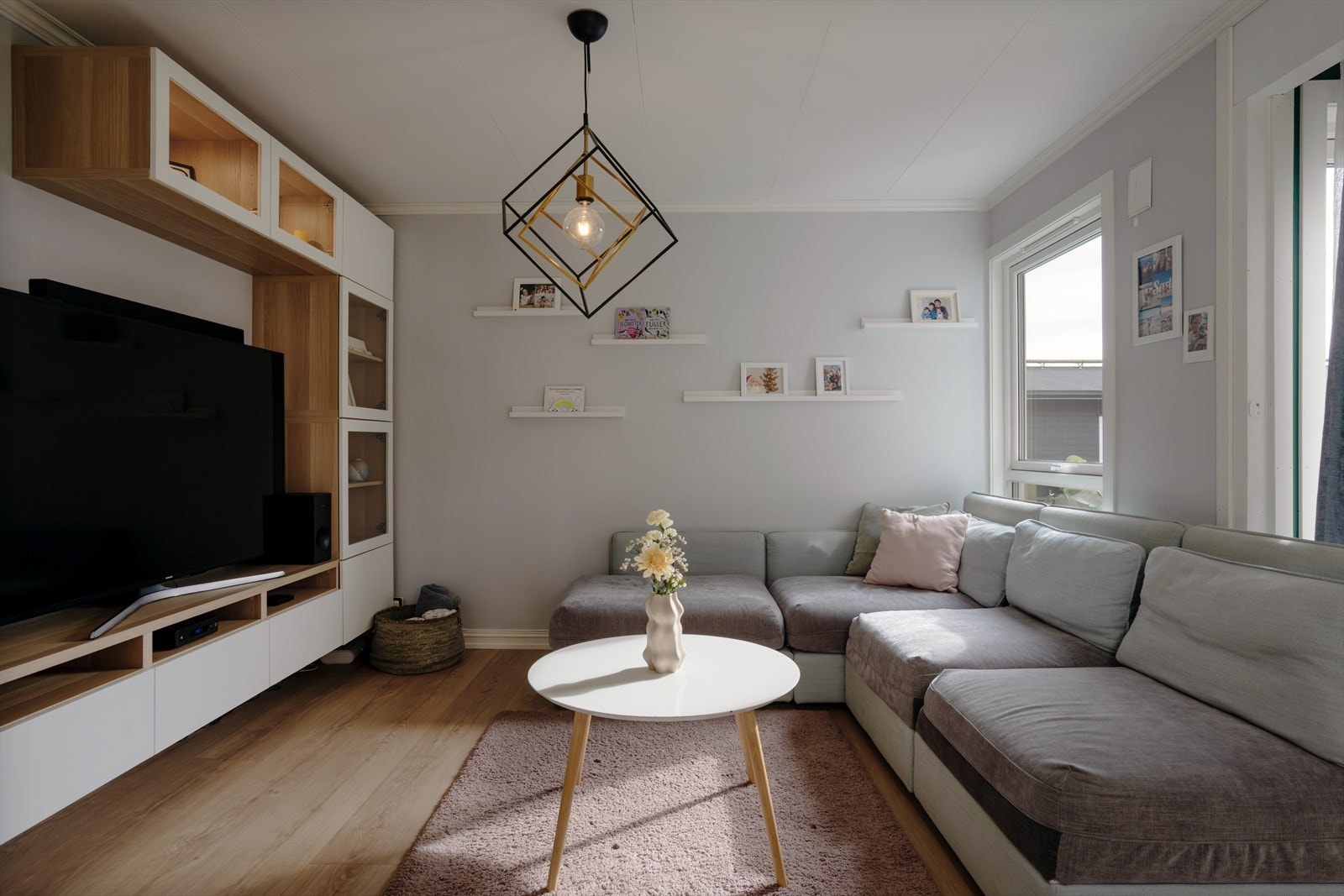 Stuen har en god og romslig utforming med plass til både sittegruppe og spiseplass. Galleribilde
