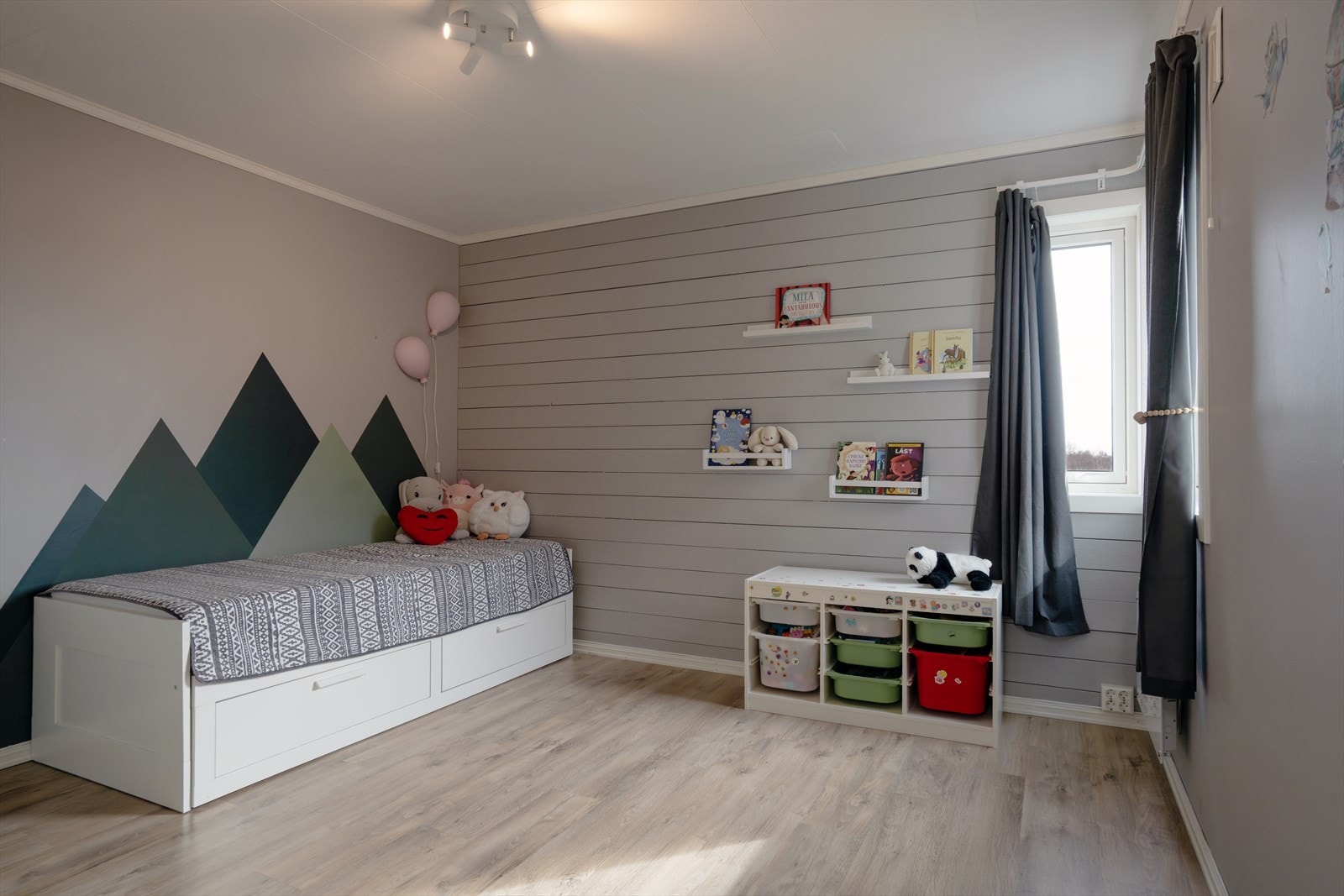 Soverom 2 egner seg godt som barnerom med plass til både seng, garderobe og masse leker. Galleribilde