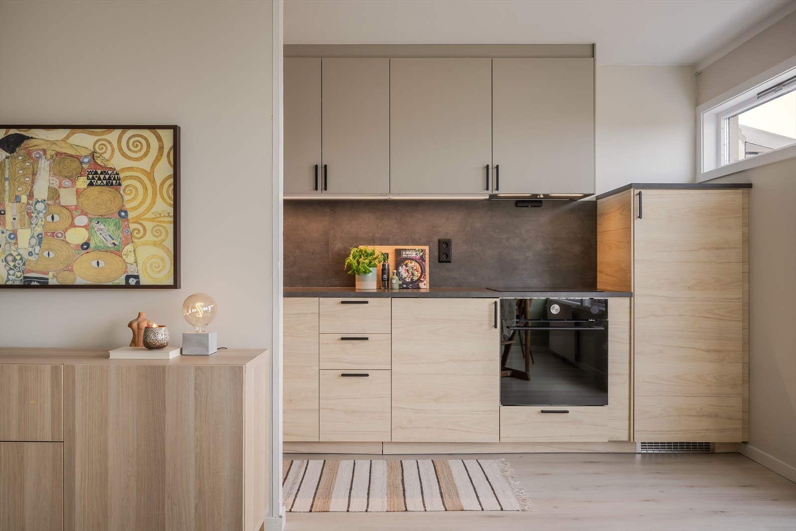 Stilfull kjøkkeninnredning fra Ikea ny i 2025 med slette fronter og laminat benkeplate. Det er rikelig med oppbevaringsplass i skuffer og skap. Galleribilde