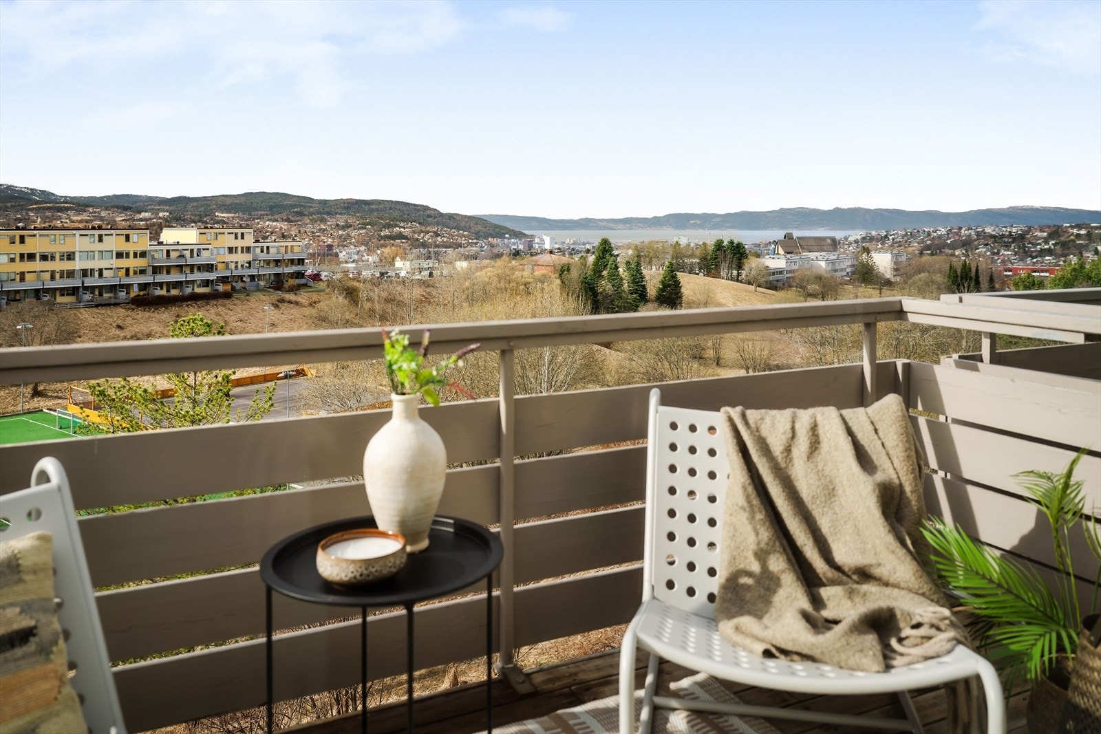 Leiligheten har en meget pen beliggenhet med fantastisk utsikt mot vesthimmelen og bl.a. Trondheimsfjorden. Galleribilde