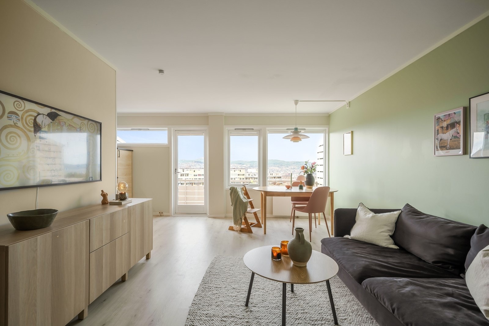 Stuen har god plass til sofa- og spisebord møblement. Galleribilde