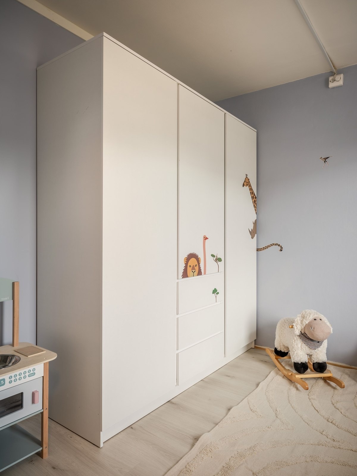Rommet har plass til dobbeltseng og det har gode garderobemuligheter. Galleribilde
