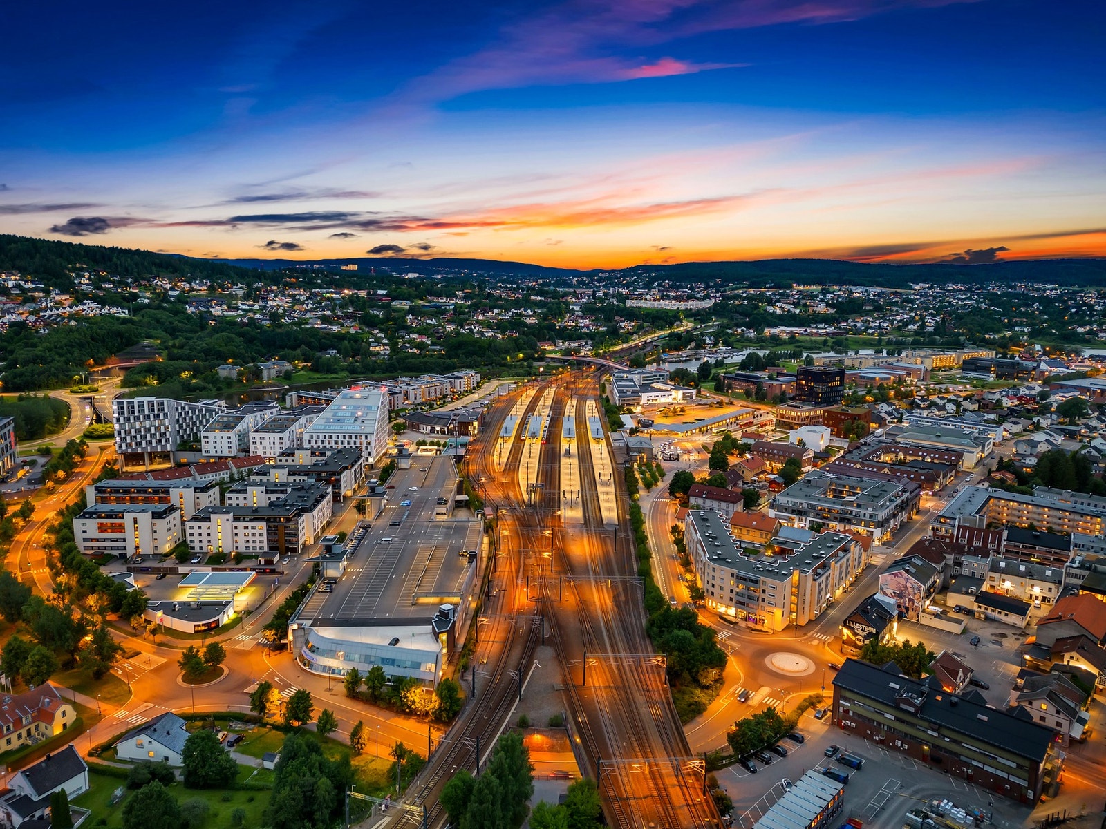 Det tar ca 15 min å gå til Lillestrøm stasjon som tar deg til Oslos S på ca 12 min. Galleribilde