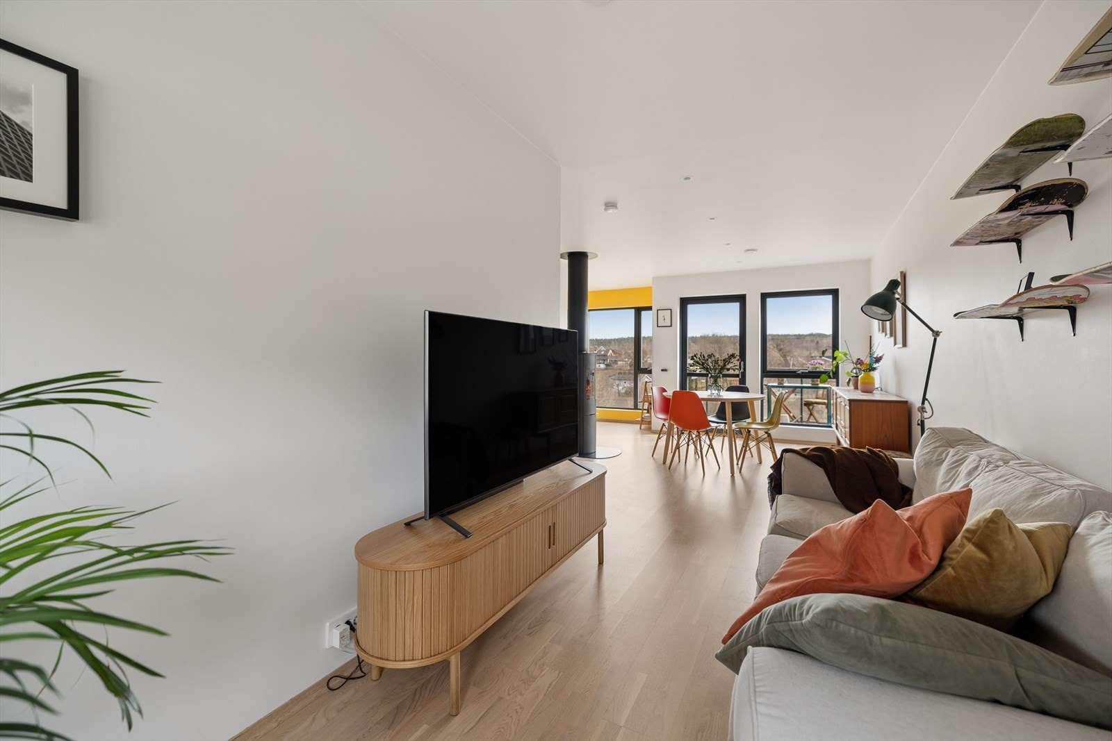 Stuen er lys og luftig, med parkett på gulvet og malte gipsplater på veggene. Galleribilde