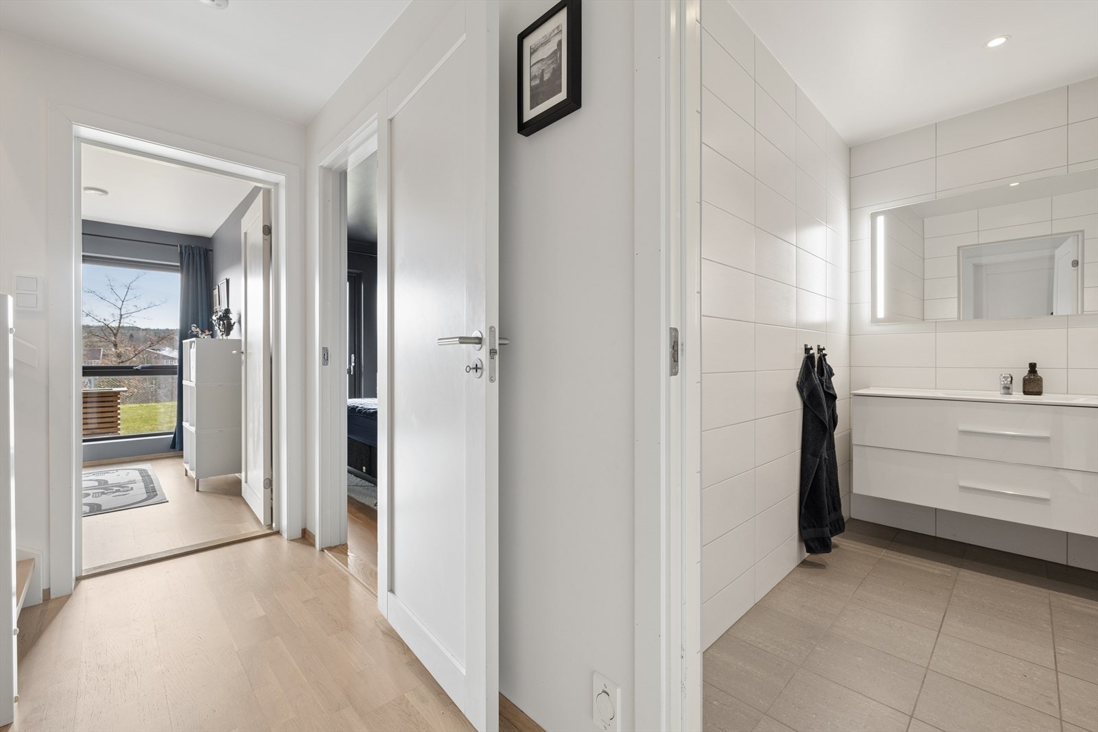 Gangen i underetasjen binder sammen de to soverommene og badet. Hvite 1-speils innerdører er gjennomgående i boligen. Galleribilde