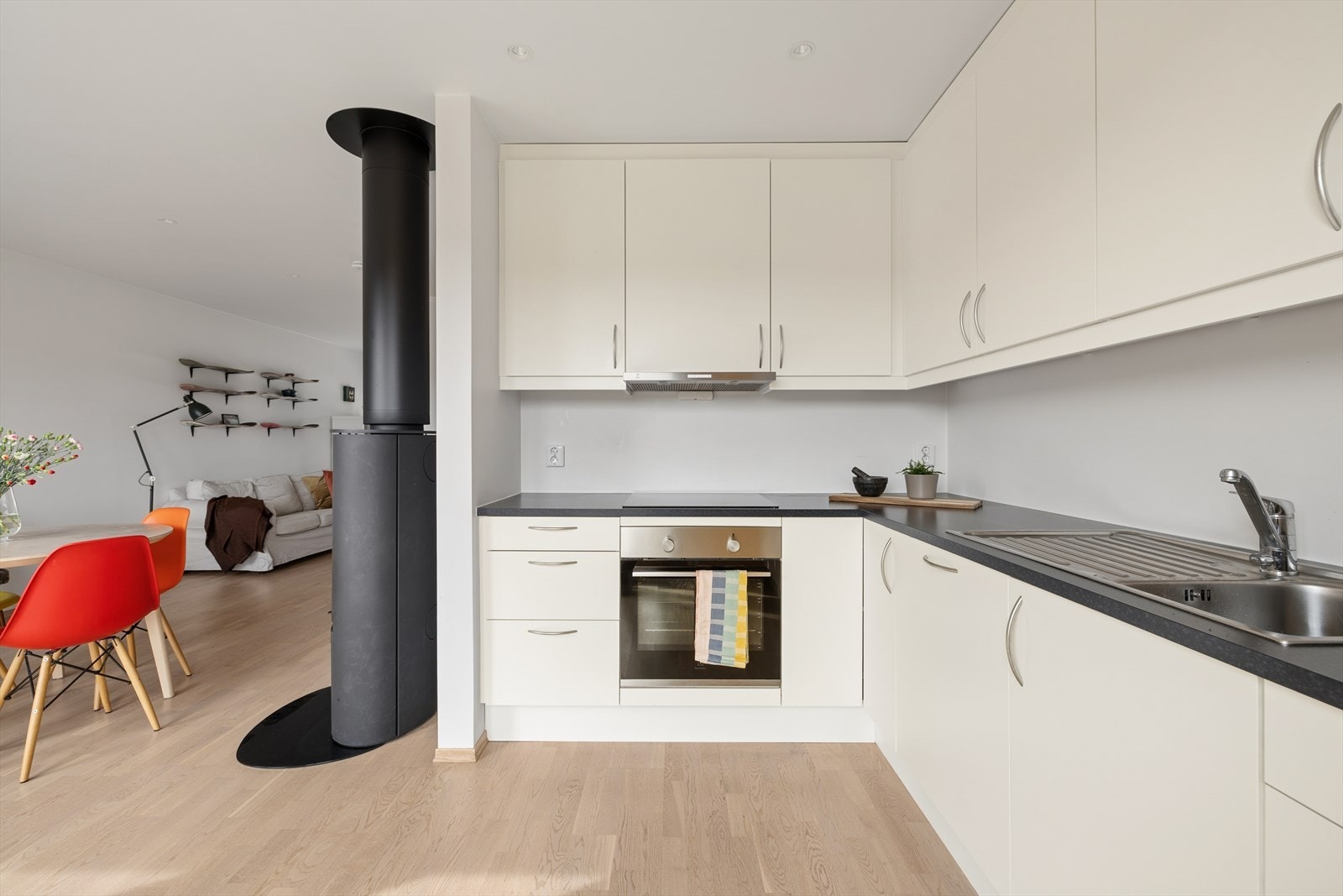 Kjøkkenet er utstyrt med induksjonstopp, komfyr, kjøl/fryseskap og oppvaskmaskin. Komfyrvakt er installert for ekstra sikkerhet. Galleribilde