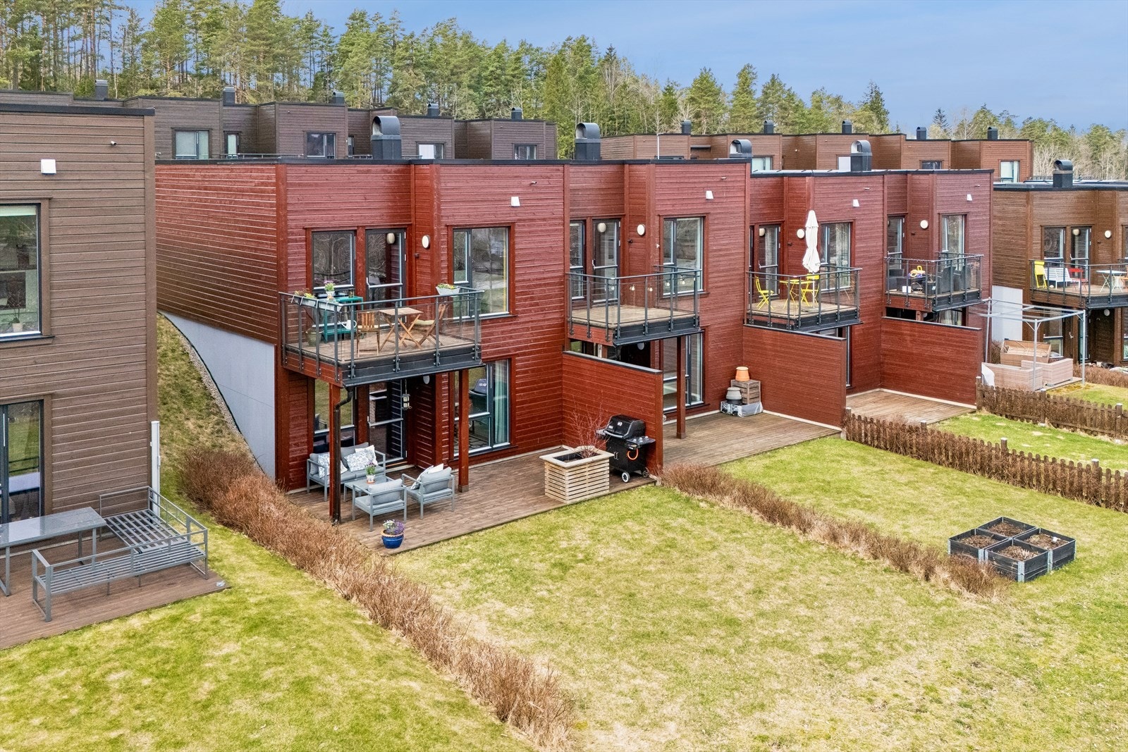 Velkommen til Mølleåsen 68! Et tiltalende og moderne rekkehus fra 2020 med egen carport og installert elbillader. Galleribilde