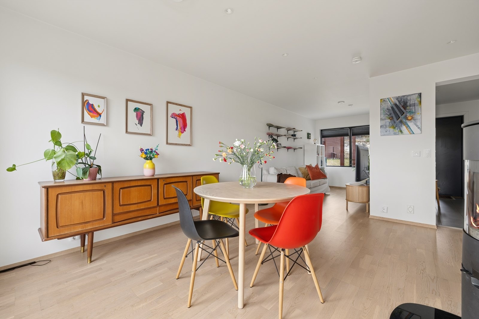 Stuen har god plass til både spisebord og sofagruppe, og er et fleksibelt rom for familieliv og sosiale sammenkomster. Galleribilde