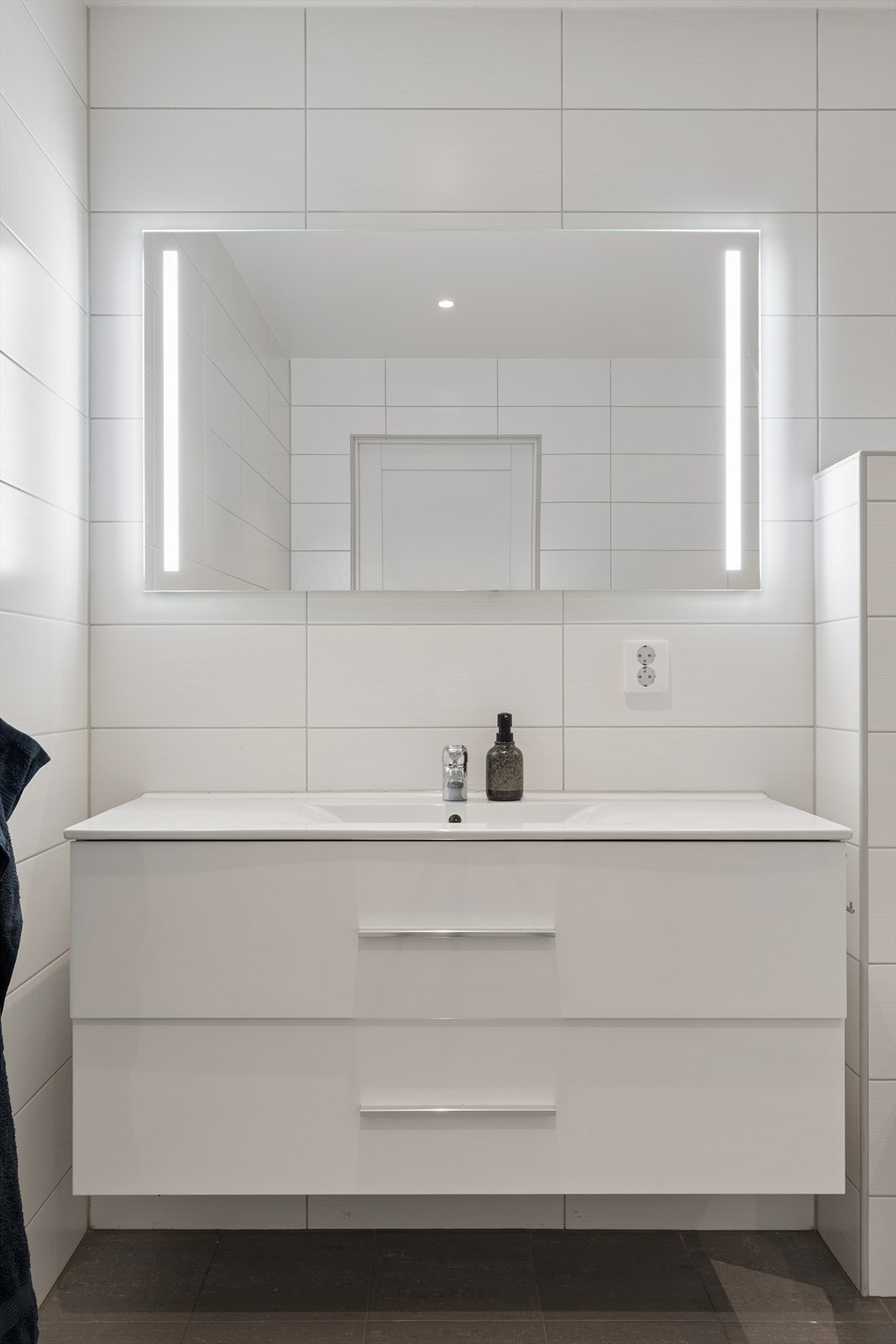 Detalj fra badet i første etasje, som har flislagte overflater på både gulv og vegger. Galleribilde