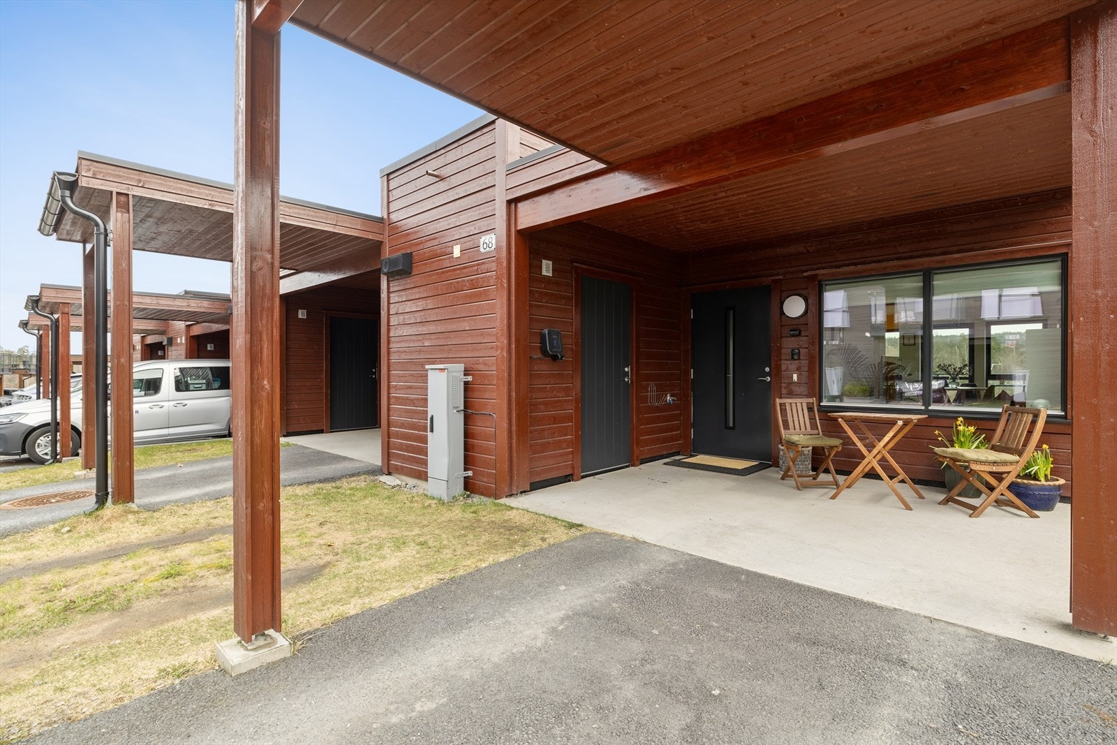Overbygget inngangsparti og carport gir tørrskodd adkomst til boligen. En ekstern bod på 5 m² gir ekstra lagringsplass. Galleribilde