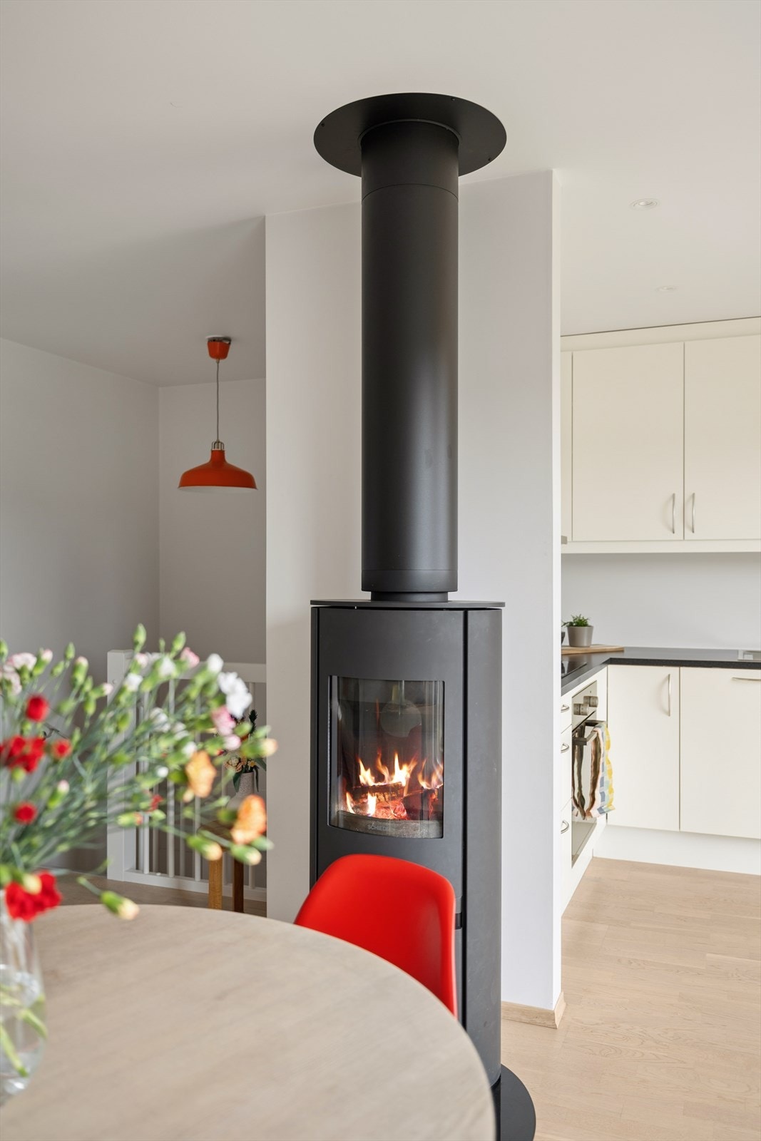 Vedovnen i stuen gir både hygge og effektiv varme, plassert på en brannsikker plate på gulvet. Galleribilde
