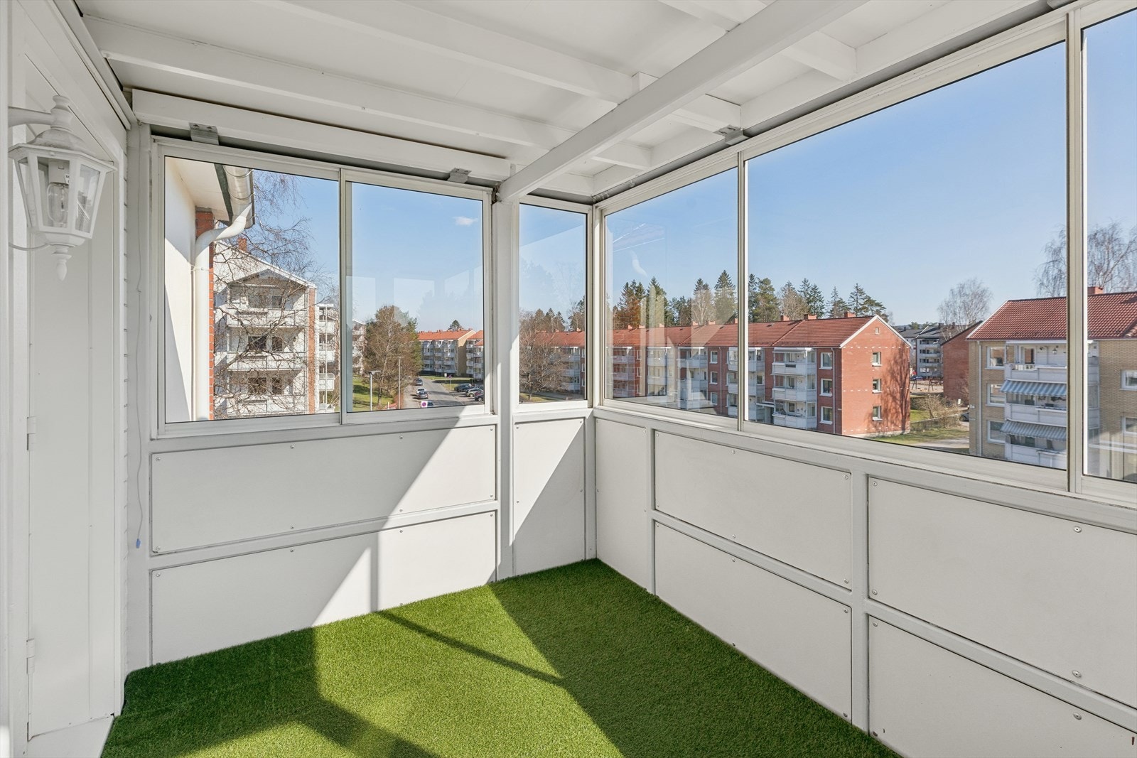 Innglasset balkong med gode solforhold på formiddag Galleribilde