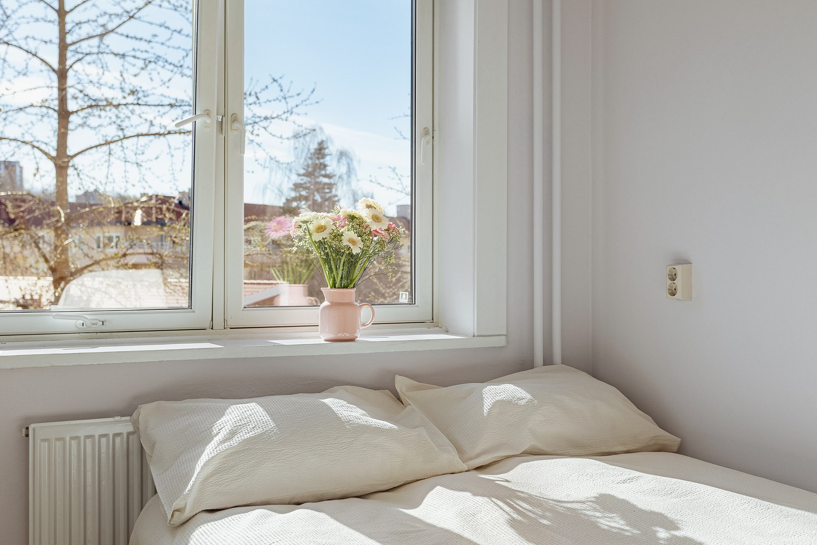 En hel vegg er utnyttet med garderobeskap som gir gode oppbevaringsmuligheter. Galleribilde