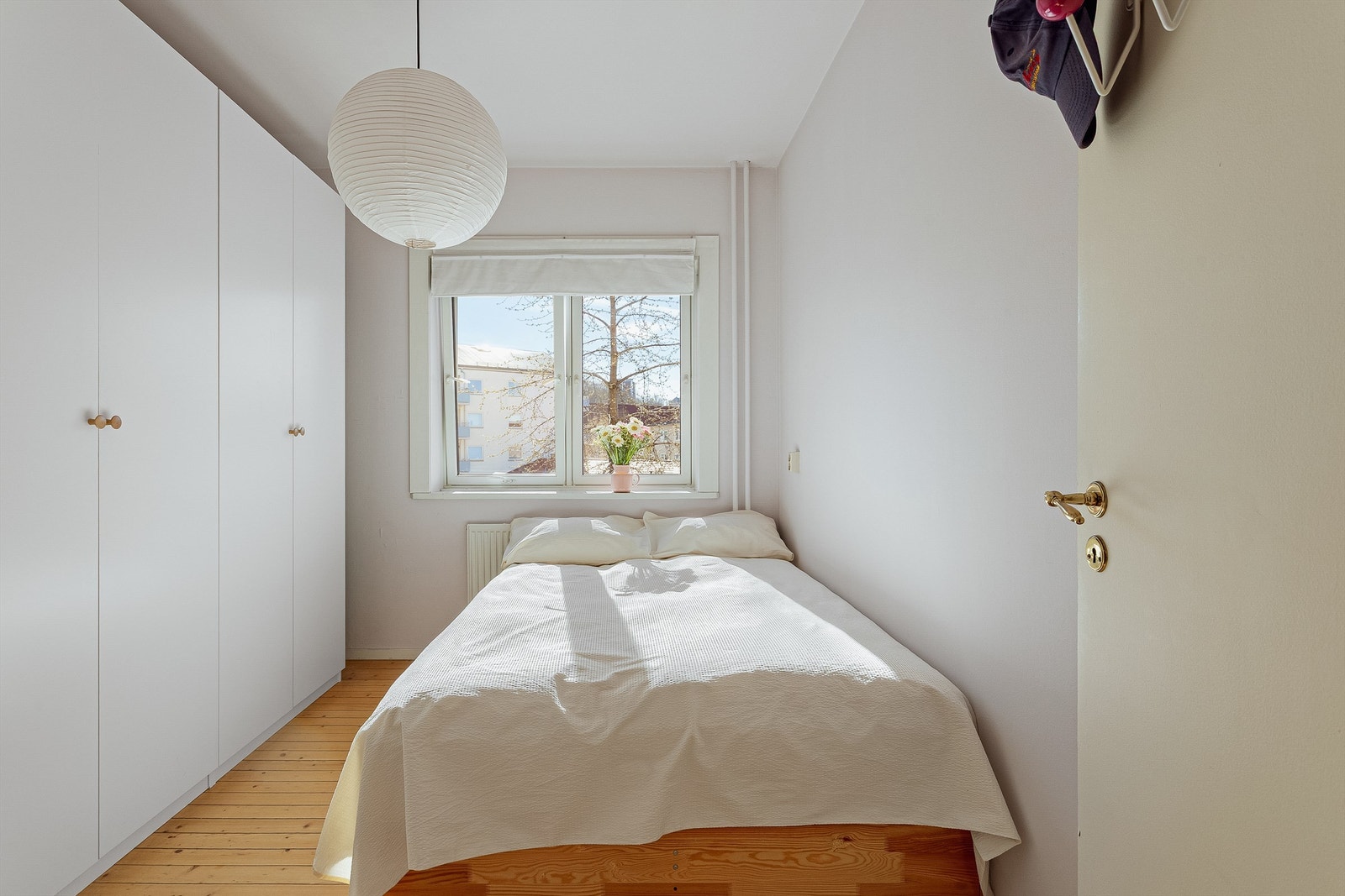 Soverommet har god plass til dobbeltseng og en hel garderobevegg for rikelig med oppbevaring. Galleribilde