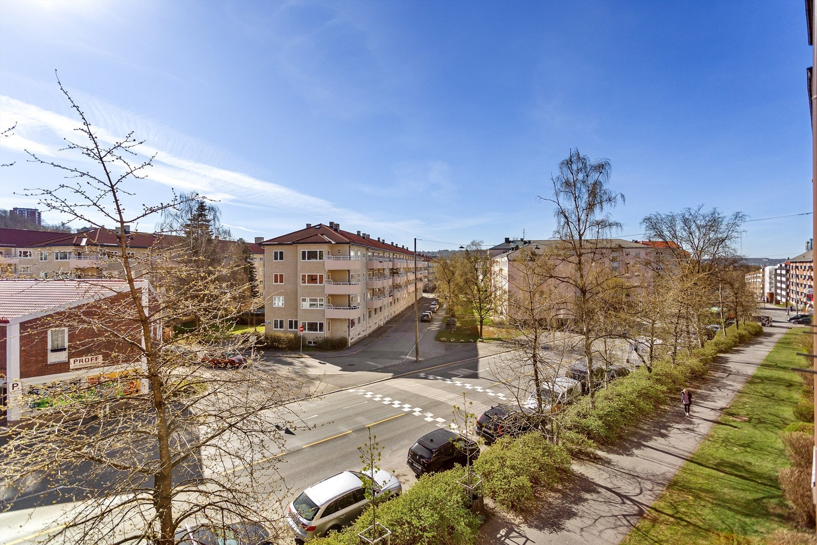 Fra leiligheten i 3. etasje har du utsyn over et rolig og etablert nabolag. Galleribilde