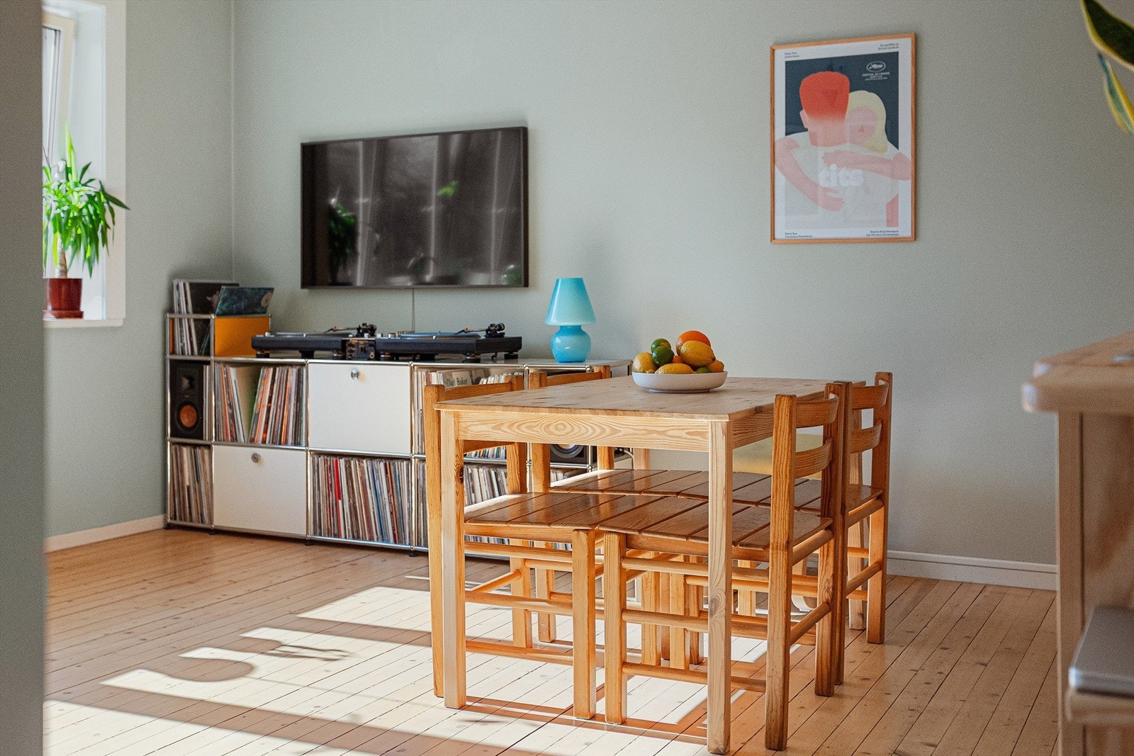 Leiligheten varmes opp av radiatorer med vannbåren varme, og varmtvann er inkludert i fellesutgiftene. Galleribilde